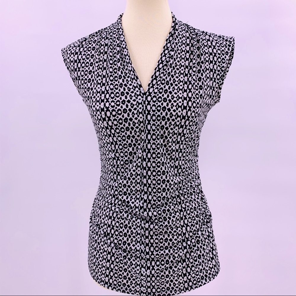 Vince Camuto Fitted V Neck Black & White Top